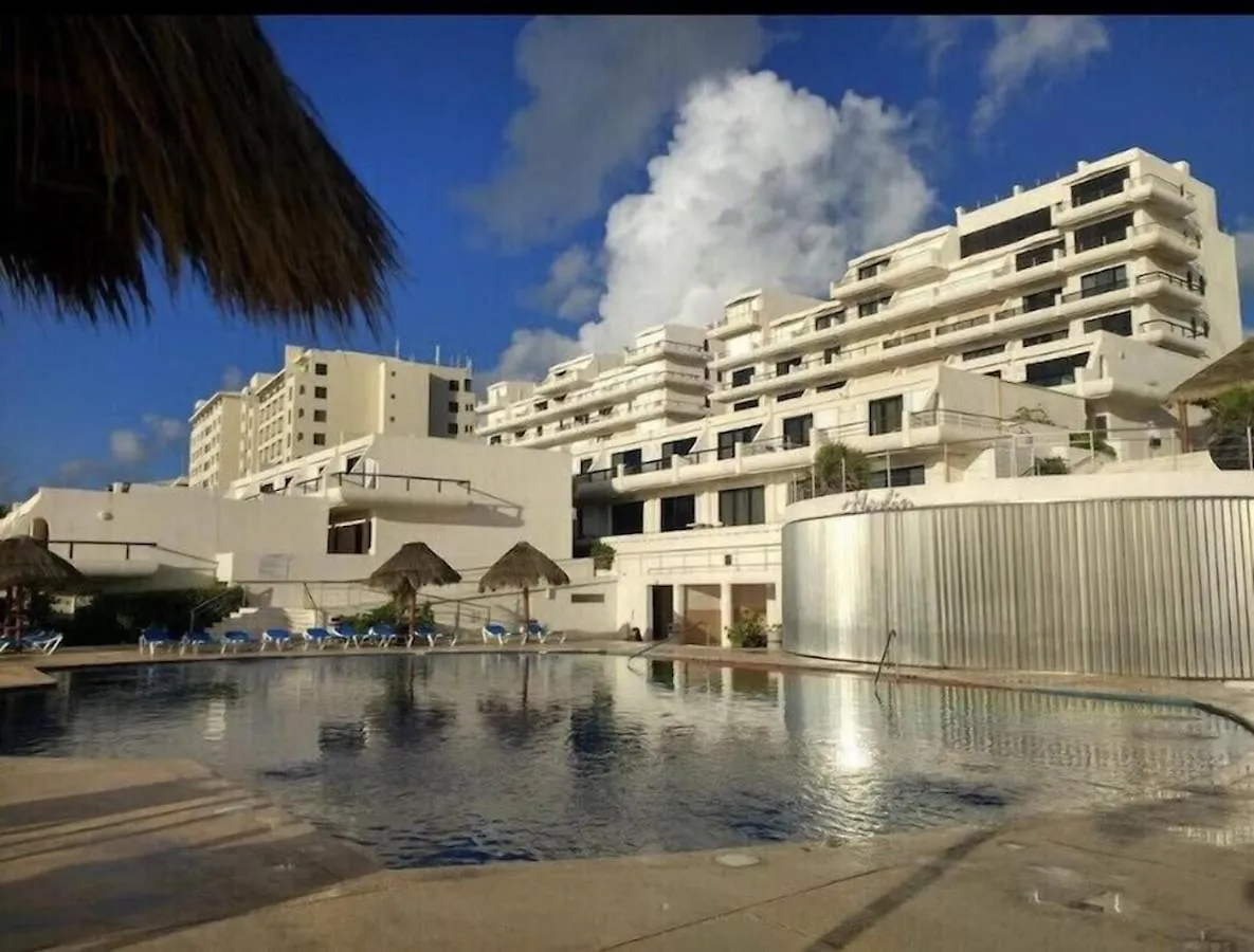 Cancun Hotel Zone, Beachfront 2 Bedroom Apartment - Prime Location 0*,  Mexique