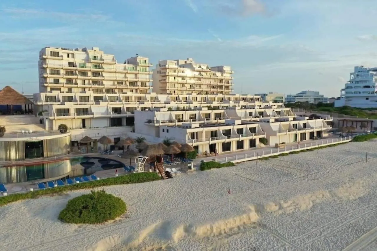 Cancun Hotel Zone, Beachfront 2 Bedroom Apartment - Prime Location