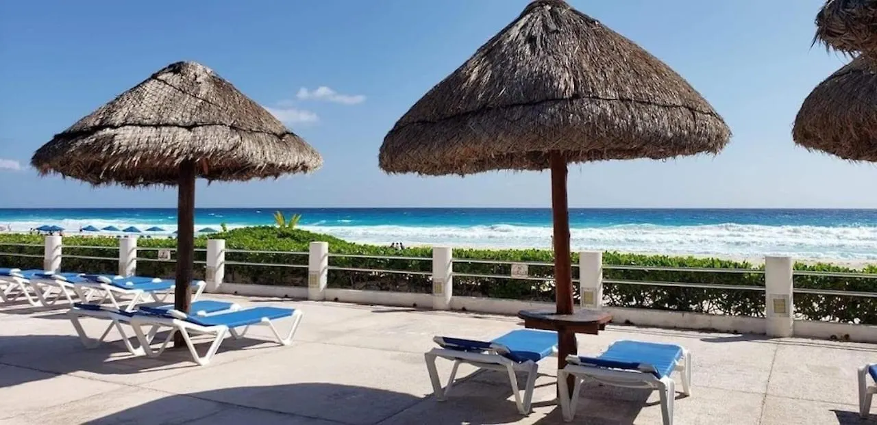 Cancun Hotel Zone, Beachfront 2 Bedroom Apartment - Prime Location