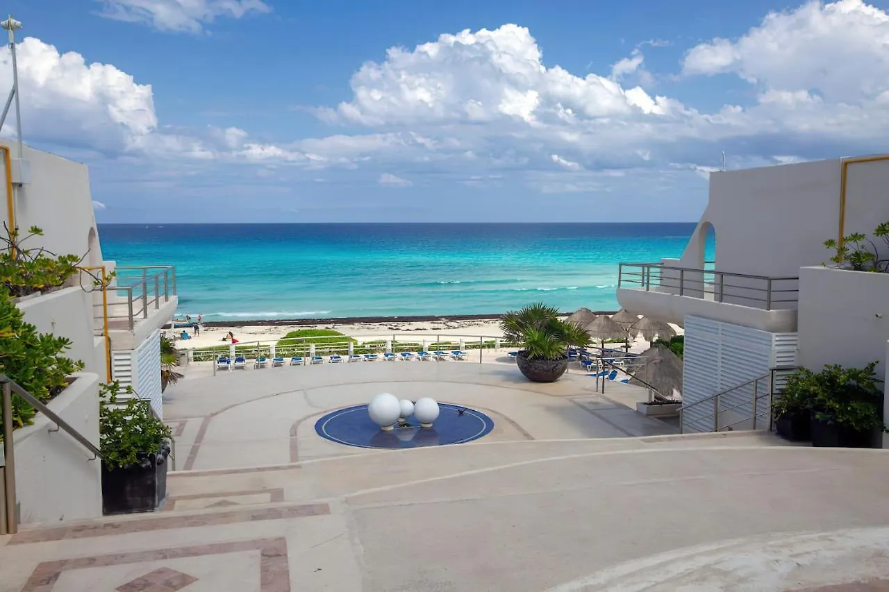 Cancun Hotel Zone, Beachfront 2 Bedroom Apartment - Prime Location