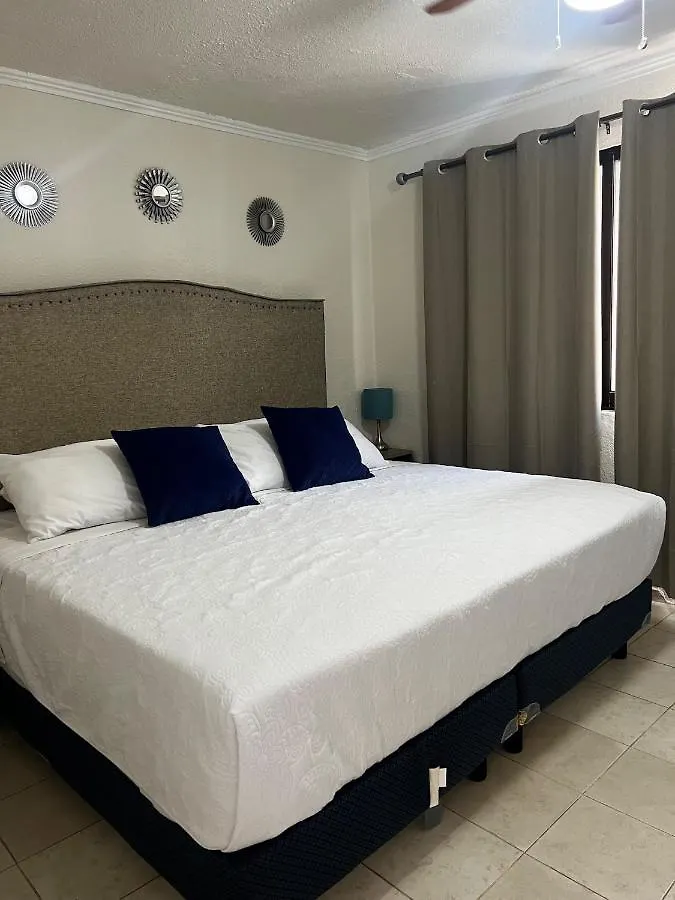 Cancun Hotel Zone, Beachfront 2 Bedroom Apartment - Prime Location