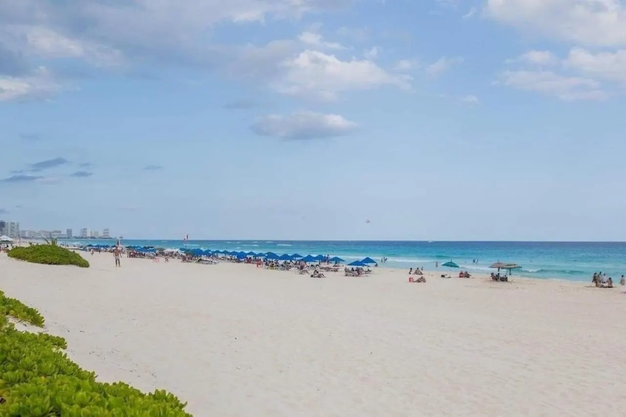 Cancun Hotel Zone, Beachfront 2 Bedroom Apartment - Prime Location