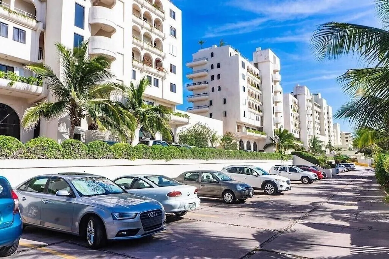 Cancun Hotel Zone, Beachfront 2 Bedroom Apartment - Prime Location Mexique